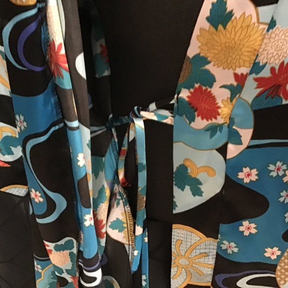 Frederick’s of Hollywood Short Kimono with pockets on sides - Picture 7 of 13